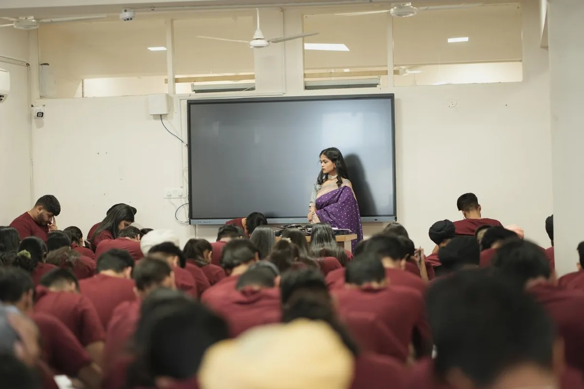 Edvantage mentor teaching a focused law entrance preparation class for CLAT, AILET and SLAT aspirants